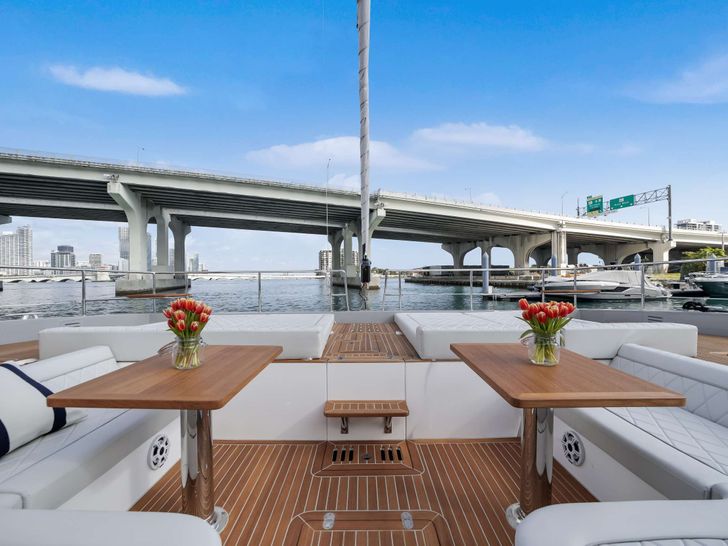 RUMRUNNER Seaview 69 RUMRUNNER Seaview 69