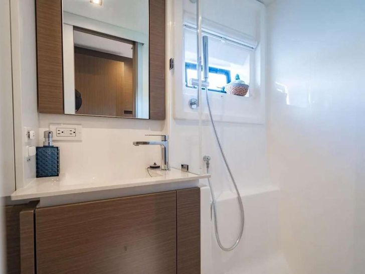 CHANGES IN LATITUDES Leopard 50 - cabin 1 bathroom CHANGES IN LATITUDES Leopard 50 - cabin 1 bathroom