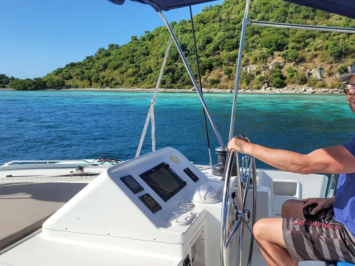 NEON MOON Lagoon 450 - flybridge helm NEON MOON Lagoon 450 - flybridge helm