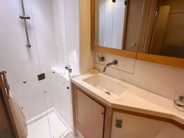 NEON MOON Lagoon 450 - cabin bathroom NEON MOON Lagoon 450 - cabin bathroom