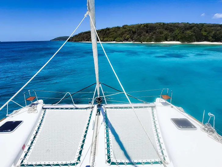 NEON MOON Lagoon 450 - foredeck NEON MOON Lagoon 450 - foredeck
