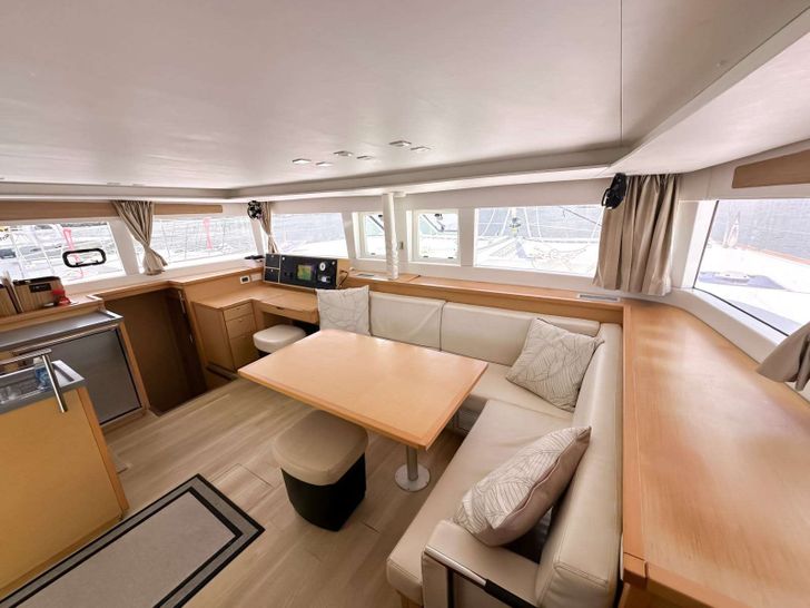 NEON MOON Lagoon 450 - saloon NEON MOON Lagoon 450 - saloon