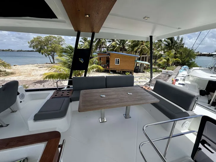 FASCHING Fountaine Pajot MY5 - flybridge FASCHING Fountaine Pajot MY5 - flybridge