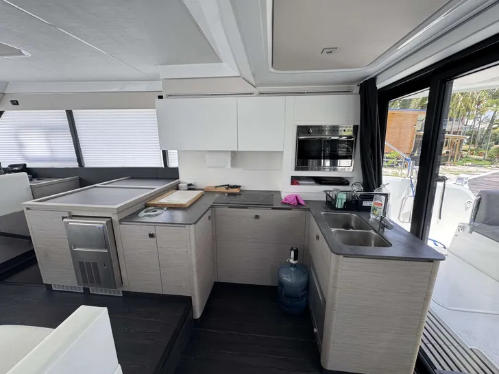 FASCHING Fountaine Pajot MY5 - galley FASCHING Fountaine Pajot MY5 - galley