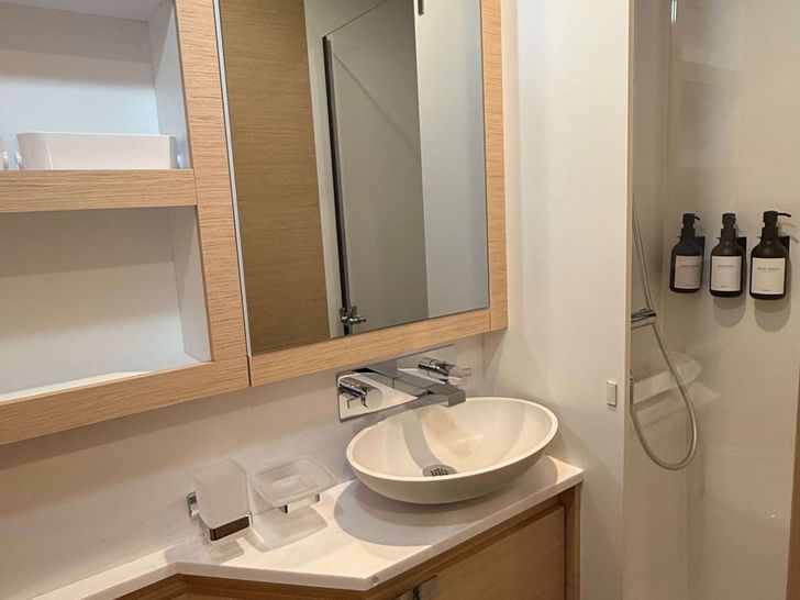 CATALYST Fountaine Pajot Samana 59 - VIP cabin 1 bathroom CATALYST Fountaine Pajot Samana 59 - VIP cabin 1 bathroom