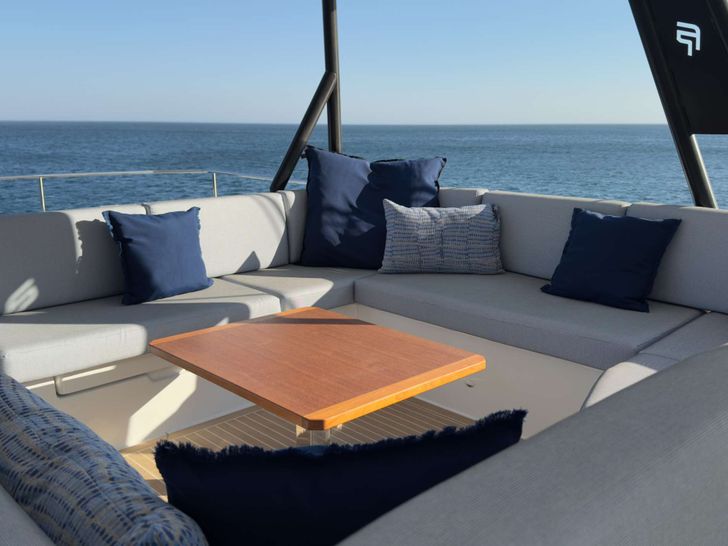 CATALYST Fountaine Pajot Samana 59 - flybridge lounge CATALYST Fountaine Pajot Samana 59 - flybridge lounge