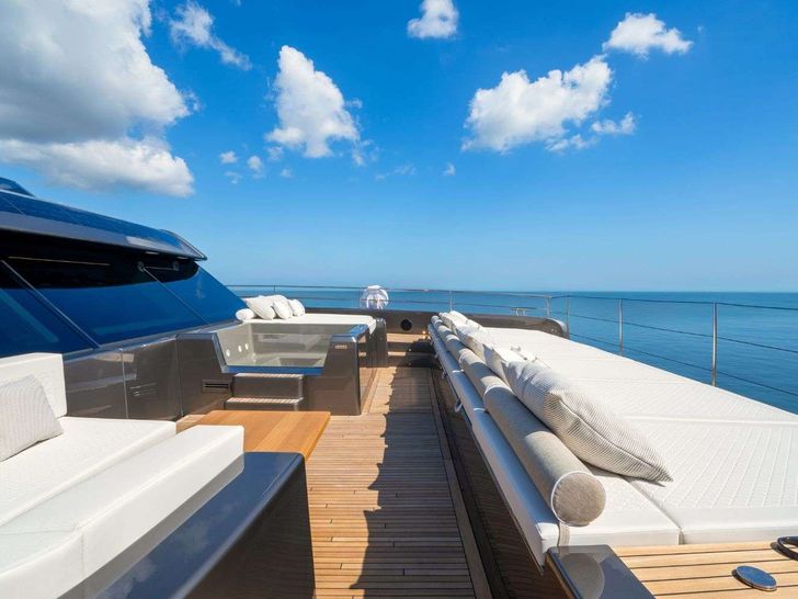 TESNI Sunreef 80 - Foredeck sunbathing area TESNI Sunreef 80 - Foredeck sunbathing area