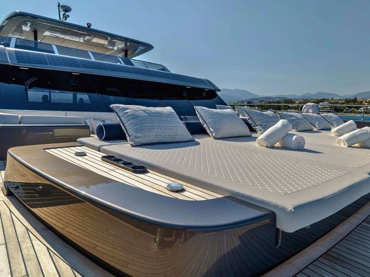 TESNI Sunreef 80 Power Eco - foredeck sunbathing area TESNI Sunreef 80 Power Eco - foredeck sunbathing area