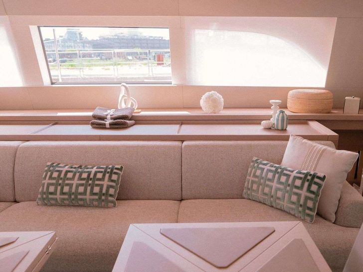 LADY ROSE Lagoon Sixty 5 - Indoor lounge LADY ROSE Lagoon Sixty 5 - Indoor lounge
