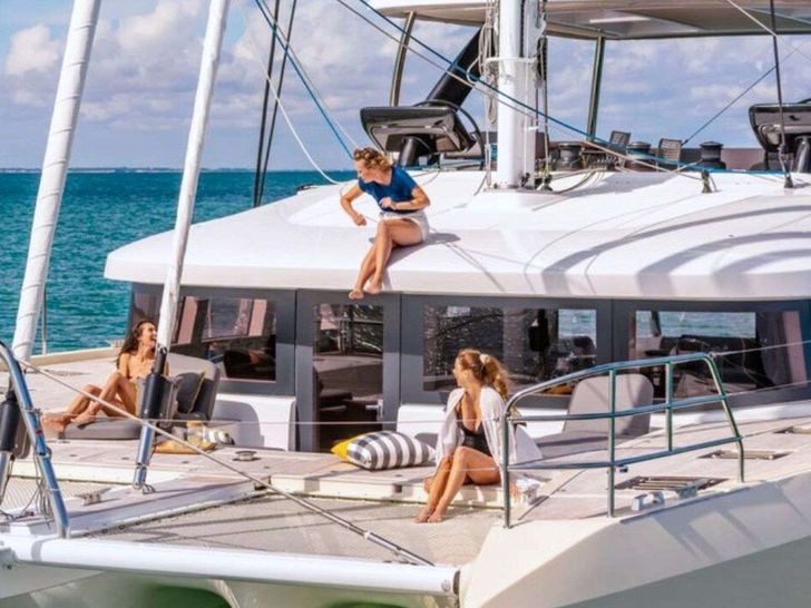 LADY ROSE Lagoon Sixty 5 - Sundeck LADY ROSE Lagoon Sixty 5 - Sundeck