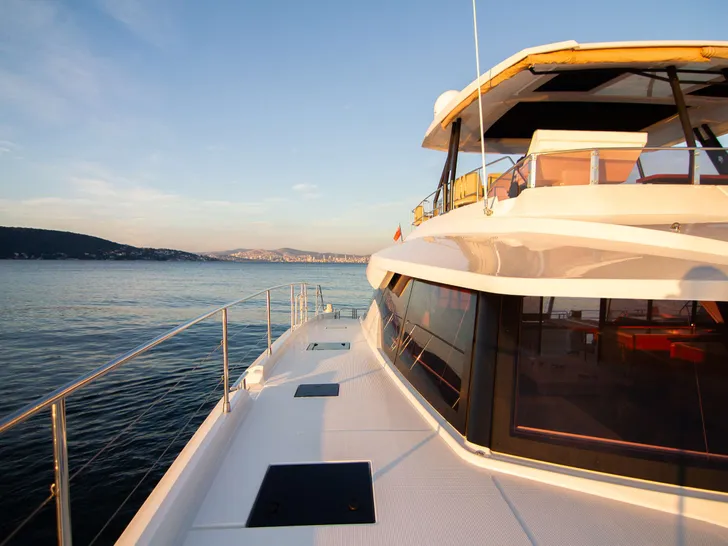 ARIVA Fountaine Pajot Power 67 - side walkway ARIVA Fountaine Pajot Power 67 - side walkway