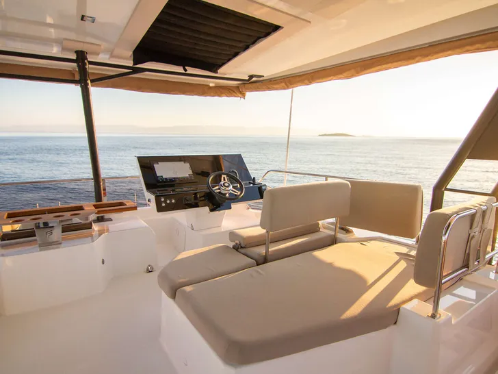 ARIVA Fountaine Pajot Power 67 - helm ARIVA Fountaine Pajot Power 67 - helm