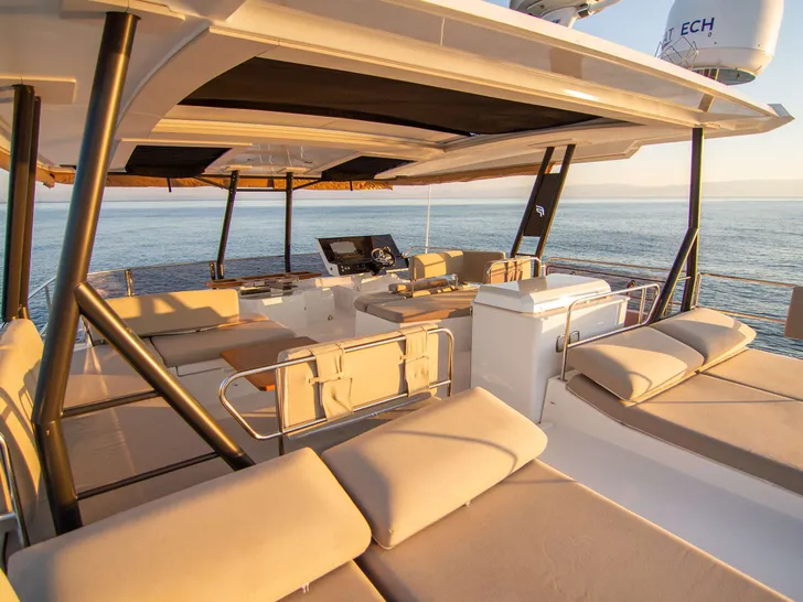 ARIVA Fountaine Pajot Power 67 - flybridge amenities ARIVA Fountaine Pajot Power 67 - flybridge amenities