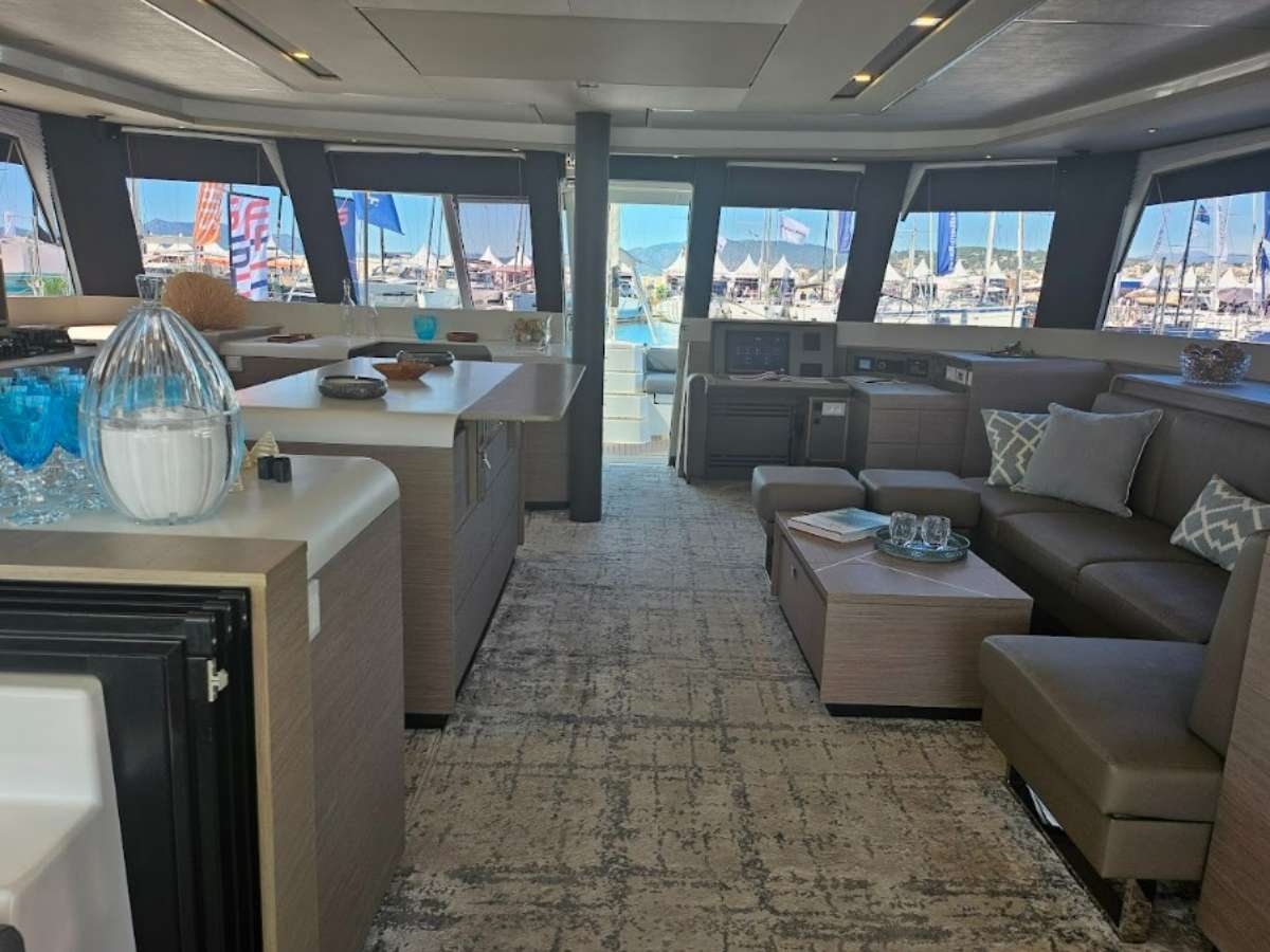 AZURE Fountaine Pajot Samana 59 - saloon