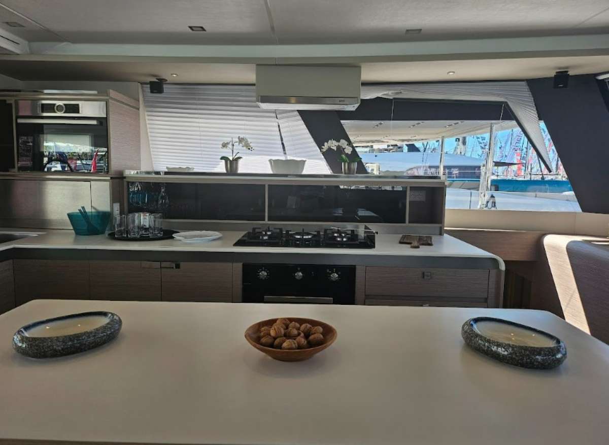 AZURE Fountaine Pajot Samana 59 - galley