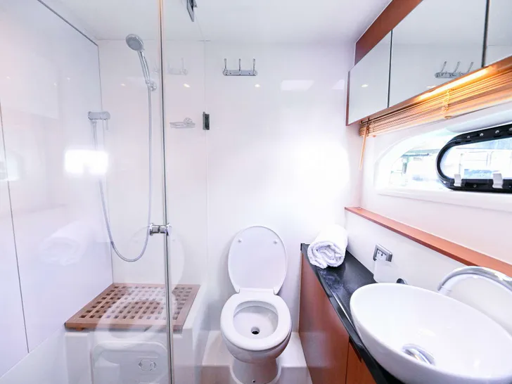 BEACH BOOMER Aquila 44 - Guest Cabin 2 Bathroom BEACH BOOMER Aquila 44 - Guest Cabin 2 Bathroom