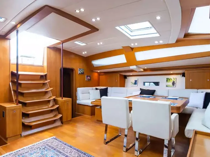 HUAYRA Comar Comet 100 - lounge and dining area HUAYRA Comar Comet 100 - lounge and dining area
