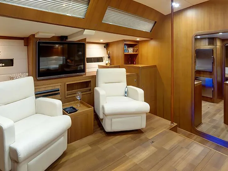 HUAYRA Comar Comet 100 - saloon lounge HUAYRA Comar Comet 100 - saloon lounge