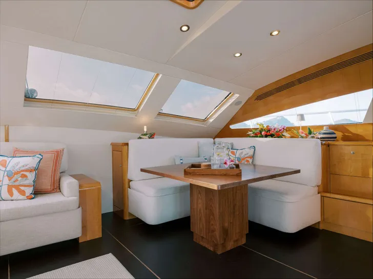 AVANTI Privilege 745 - saloon lounge and dining area AVANTI Privilege 745 - saloon lounge and dining area