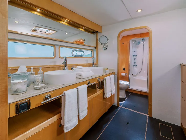 AVANTI Privilege 745 - master cabin bathroom AVANTI Privilege 745 - master cabin bathroom