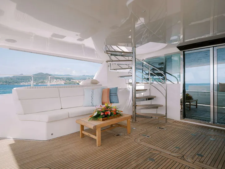 AVANTI Privilege 745 - aft deck lounge AVANTI Privilege 745 - aft deck lounge