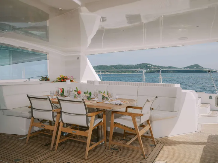 AVANTI Privilege 745 - aft deck alfresco dining area AVANTI Privilege 745 - aft deck alfresco dining area