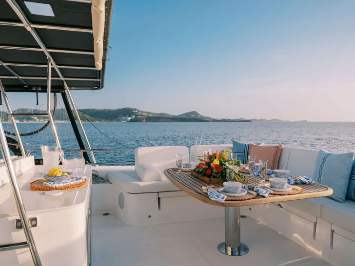 AVANTI Privilege 745 - flybridge alfresco dining area AVANTI Privilege 745 - flybridge alfresco dining area
