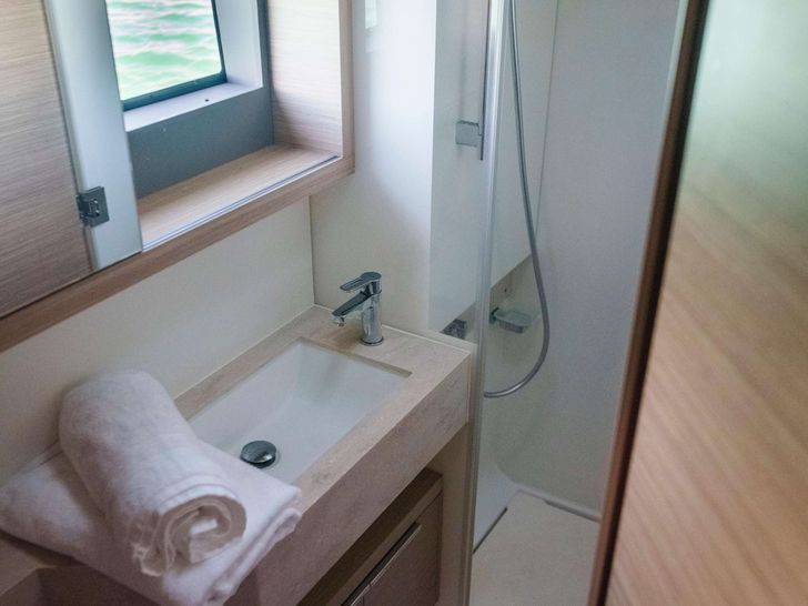 BELLISSIMA Lagoon 51 - cabin 1 bathroom BELLISSIMA Lagoon 51 - cabin 1 bathroom