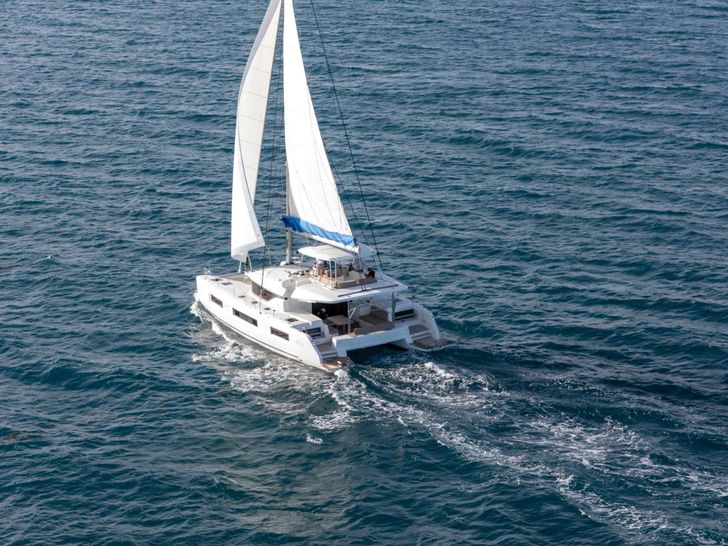 BELLISSIMA Lagoon 51 - sailing aft shot BELLISSIMA Lagoon 51 - sailing aft shot