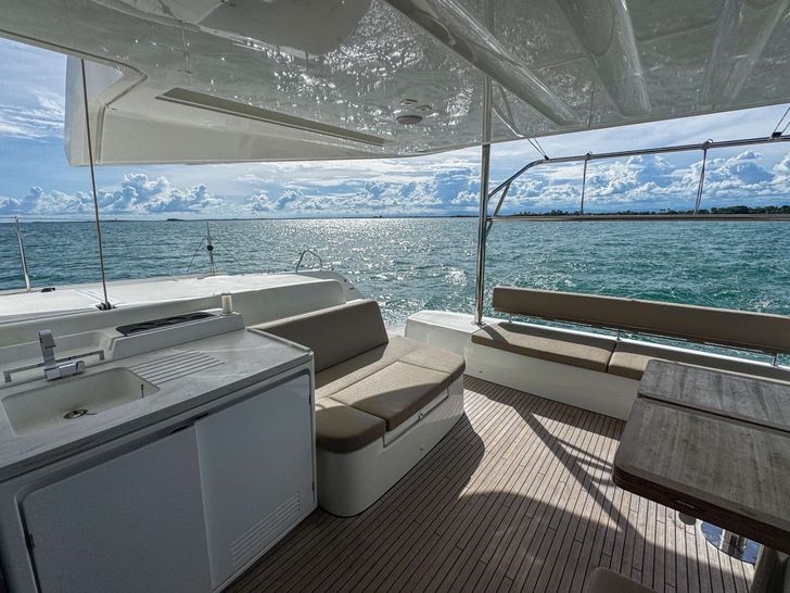 BELLISSIMA Lagoon 51 - aft deck seats and kitchenette BELLISSIMA Lagoon 51 - aft deck seats and kitchenette
