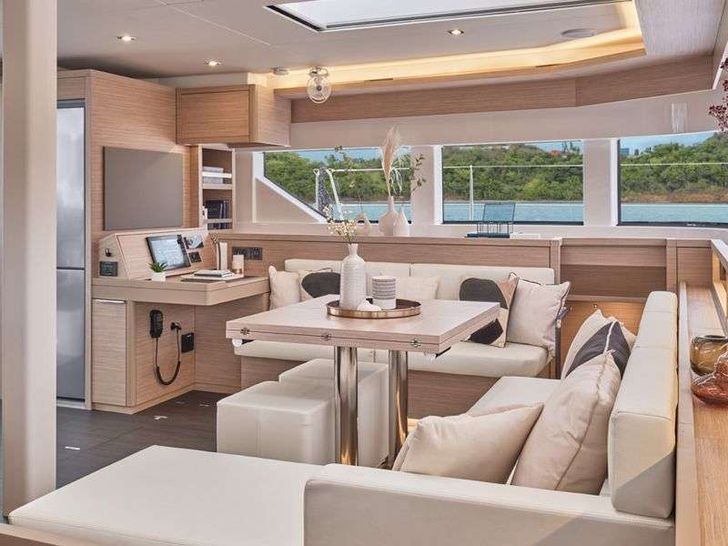 LULU Lagoon 55 - saloon lounge and dining table LULU Lagoon 55 - saloon lounge and dining table