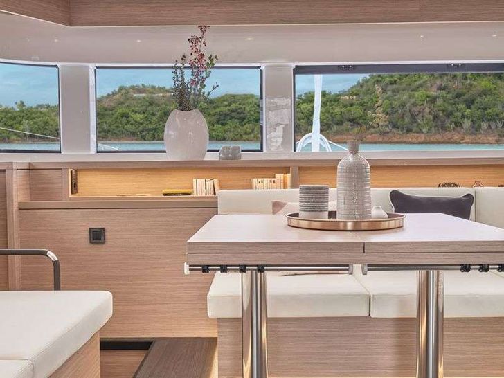 LULU Lagoon 55 - saloon dining table LULU Lagoon 55 - saloon dining table