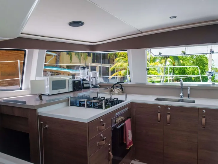 POINT CLEAR Bali 4.4 - galley POINT CLEAR Bali 4.4 - galley