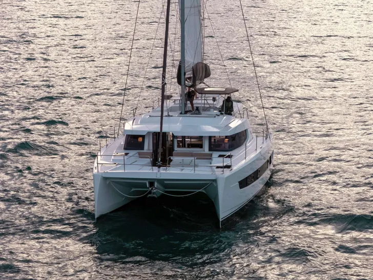 POINT CLEAR Bali 4.4 - cruising bow view POINT CLEAR Bali 4.4 - cruising bow view