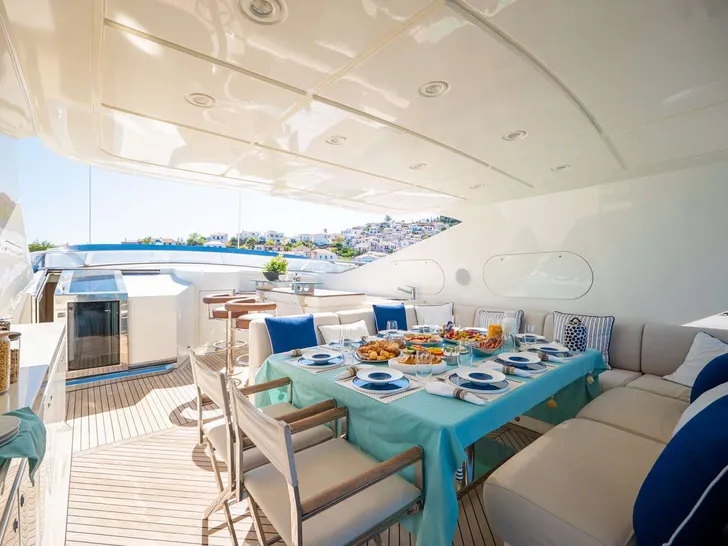 LIBERDADE ISA 133 - sundeck dining area LIBERDADE ISA 133 - sundeck dining area