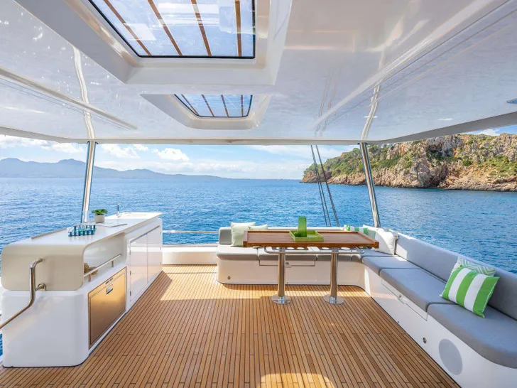 GRACE 60 Lagoon 60 - flybridge dining area and kitchenette GRACE 60 Lagoon 60 - flybridge dining area and kitchenette