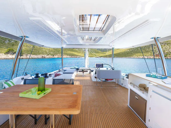 GRACE 60 Lagoon 60 - flybridge amenities GRACE 60 Lagoon 60 - flybridge amenities