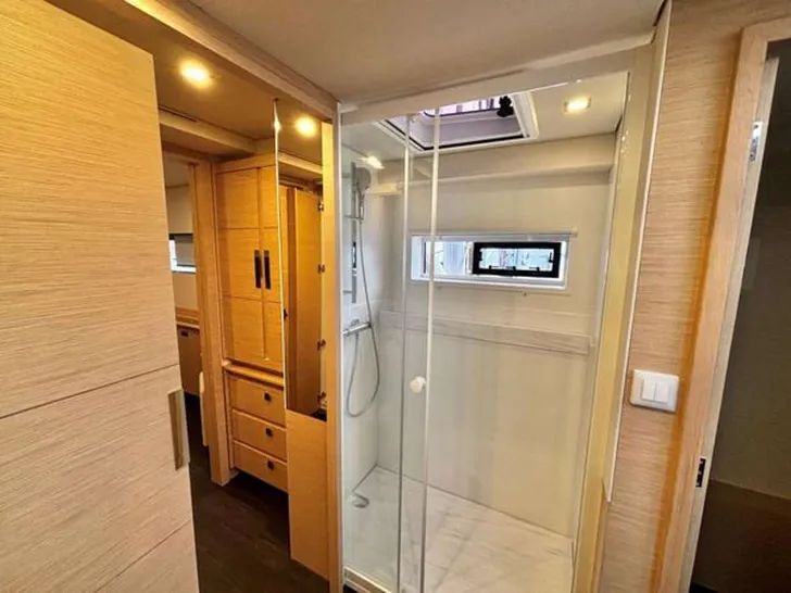BACCHUS Fountaine Pajot Samana 59 - master cabin bathroom BACCHUS Fountaine Pajot Samana 59 - master cabin bathroom