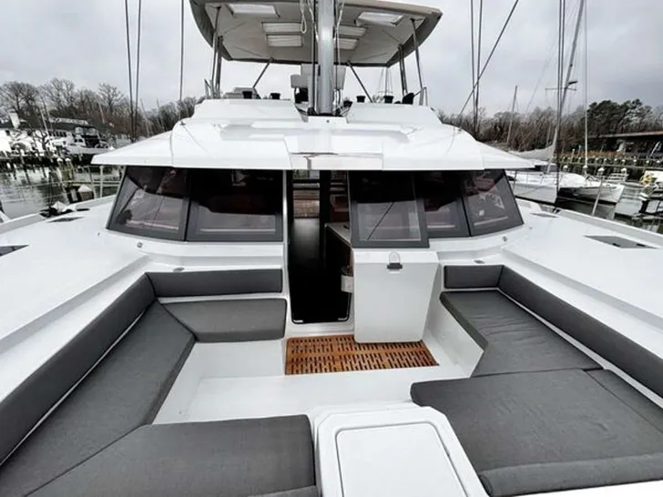 BACCHUS Fountaine Pajot Samana 59 - foredeck lounge BACCHUS Fountaine Pajot Samana 59 - foredeck lounge