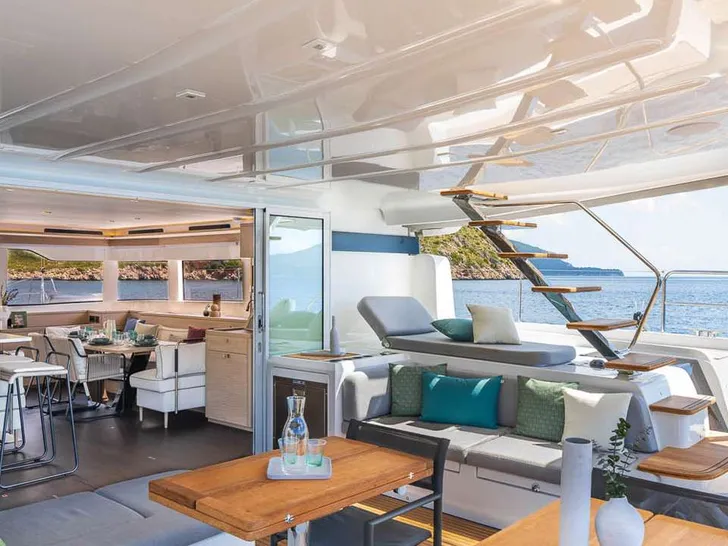 WISH Lagoon 60 - aft deck lounge and dining WISH Lagoon 60 - aft deck lounge and dining