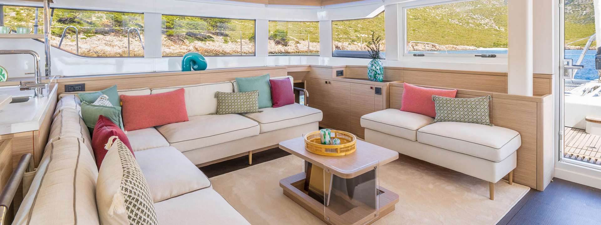 WISH Lagoon 60 - saloon