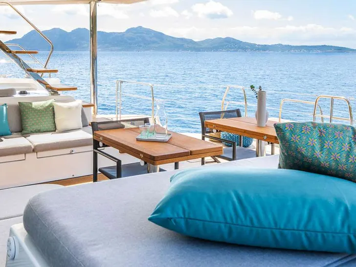 WISH Lagoon 60 - aft deck sun bed WISH Lagoon 60 - aft deck sun bed