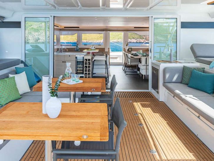 WISH Lagoon 60 - aft deck alfresco dining area WISH Lagoon 60 - aft deck alfresco dining area