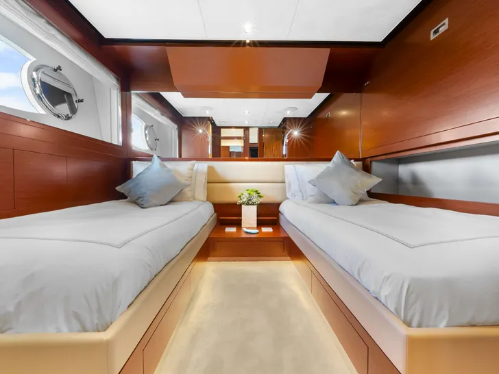 HAPPY HOUR Horizon RP110 - twin cabin HAPPY HOUR Horizon RP110 - twin cabin