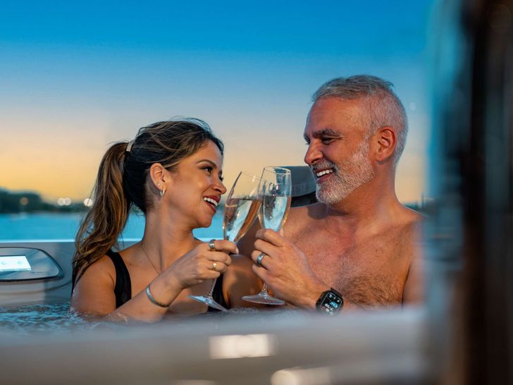 HAPPY HOUR Horizon RP110 - guests in the jacuzzi HAPPY HOUR Horizon RP110 - guests in the jacuzzi