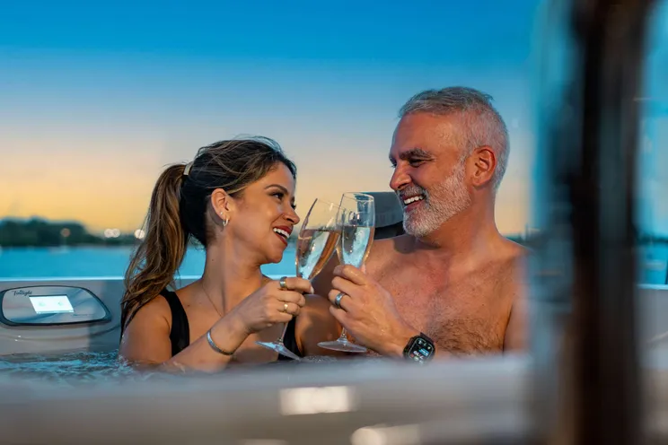 Charter Yacht HAPPY HOUR - Horizon RP110 - 5 Cabins - Nassau - Exumas - Bahamas