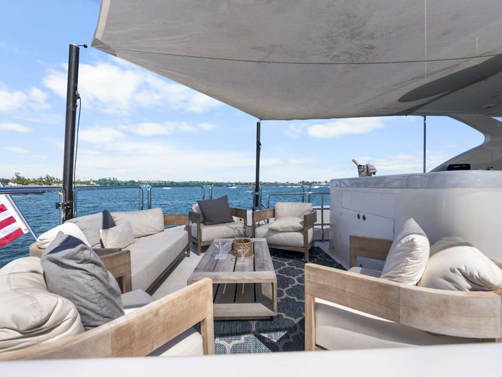 HAPPY HOUR Horizon RP110 - flybridge HAPPY HOUR Horizon RP110 - flybridge