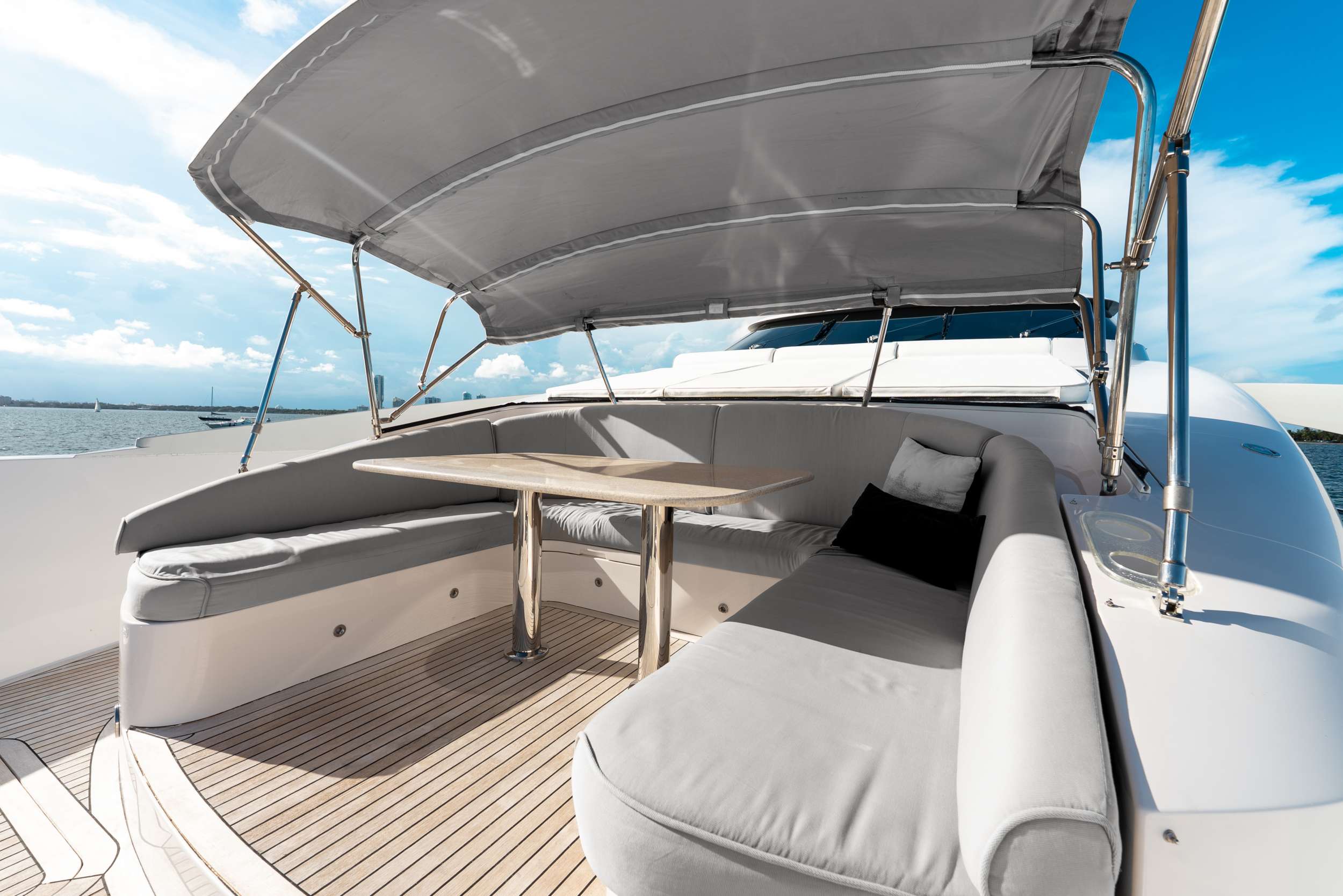 HAPPY HOUR Horizon RP110 - foredeck lounge