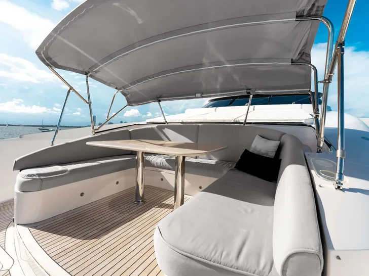 HAPPY HOUR Horizon RP110 - foredeck lounge HAPPY HOUR Horizon RP110 - foredeck lounge