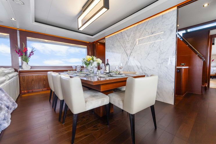 Charter Yacht HAPPY HOUR - Horizon RP110 - 5 Cabins - Nassau - Exumas - Bahamas